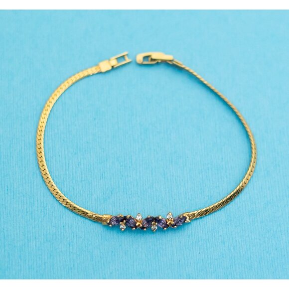 Vintage Dainty Gold Tone Bracelet by Avon - 8 inch - N27 - Picture 2 of 3